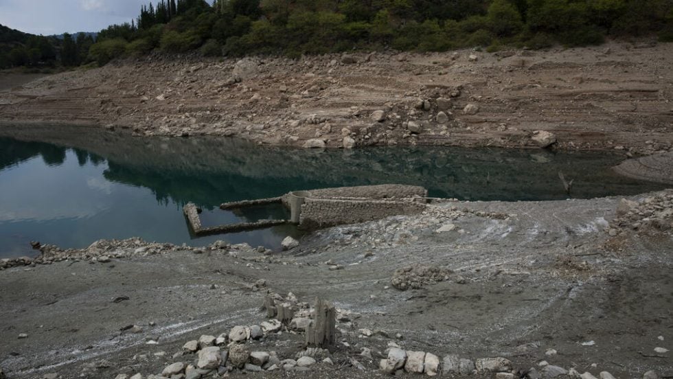 Εμφανή η υποχώρηση της στάθμης στην τεχνητή λίμνη του Μόρνου